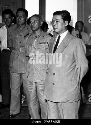 Le premier ministre NGO Dinh Diem , premier ministre du Vietnam , pose avec les généraux de l'armée nationale le Van y (au centre) et Tran van Don (à gauche) , respectivement chef d'état-major et médecin militaire , lors de cérémonies de ralliement au Palais de l'indépendance de Saigon . 7 mai 1955 Banque D'Images