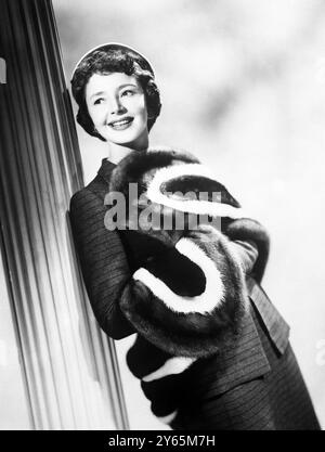 L'actrice populaire Dulcie Gray fait une image charmante dans ce costume sur mesure élégant avec des rayures horizontales. L'étole de vison tricolore est une nouvelle conception de Kent et Francis de Londres 5th Decermber 1951 Banque D'Images