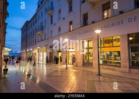 Marmontova Ulica, une rue commerçante principale / route piétonne pour les acheteurs piétons / shopping & visiteurs touristiques, et la population locale. Diviser. Croatie. (138) Banque D'Images