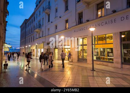 Marmontova Ulica, une rue commerçante principale / route piétonne pour les acheteurs piétons / shopping & visiteurs touristiques, et la population locale. Diviser. Croatie. (138) Banque D'Images