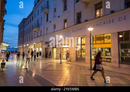 Marmontova Ulica, une rue commerçante principale / route piétonne pour les acheteurs piétons / shopping & visiteurs touristiques, et la population locale. Diviser. Croatie. (138) Banque D'Images