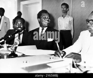 M. Oscar Kambona , Ministre des Affaires extérieures de la République unie de Zanzibar et Tanganyika , s'adresse aux délégués à la session d'ouverture du Comité des neuf de libération de l'Afrique à Dar es Salaam . 8 juin 1964 Banque D'Images