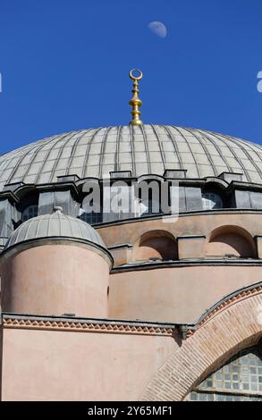 Le grand dôme de la mosquée Sainte-Sophie est vu ancré par la lune dans la vieille ville d'Istanbul, en Turquie. Banque D'Images