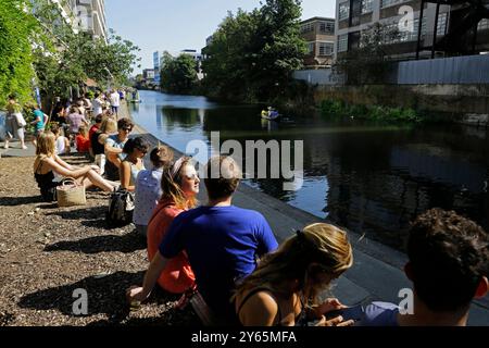 Londres, Royaume-Uni - 13 septembre 2020 : un groupe de personnes profite d'un week-end ensoleillé d'été sur la promenade du canal de Regent. Banque D'Images