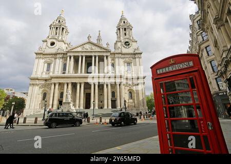 Londres, Royaume-Uni - 25 septembre 2020 : L'emblématique cabine téléphonique publique rouge est vue en arrière-plan par la célèbre cathédrale de Paul. Banque D'Images