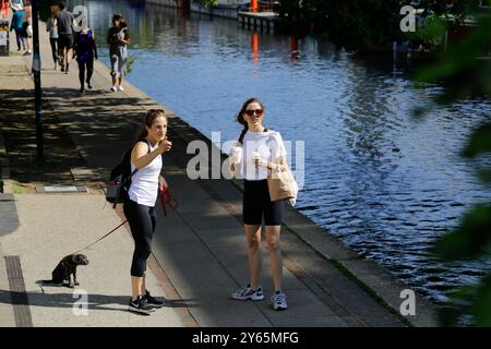 Londres, Royaume-Uni - 13 septembre 2020 : les femmes discutent pendant un week-end ensoleillé d'été sur la promenade du canal de Regent. Banque D'Images