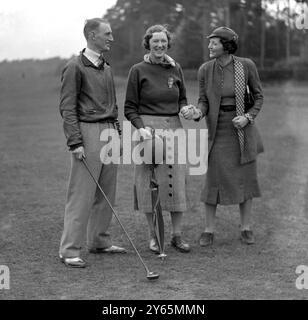 Match de golf mixte à foursomes au Worplesdon Golf Club. Brian Valentine , le joueur de cricket , et Mme Percy Chapman (épouse du célèbre joueur de cricket ) félicités par Mlle Benita Hume , la célèbre actrice , après leur victoire . 1935 Banque D'Images