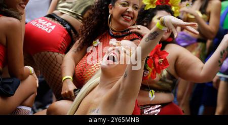 Sao Paulo, SP, Brésil - 22 février 2021 : les femmes dansent lors de la fête du carnaval Tarado ni Voce dans les rues du centre-ville de SP. Banque D'Images