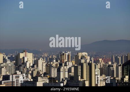 Une épaisse couche de pollution atmosphérique est observée couvrant la ville de Sao Paulo, au Brésil. La montagne Pico do Jaragua est vue en arrière-plan à droite. Banque D'Images