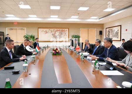 Nations Unies, ministre hongrois des Affaires étrangères Peter Szijjarto à New York. 23 septembre 2024. Le ministre chinois des Affaires étrangères Wang Yi, également membre du Bureau politique du Comité central du Parti communiste chinois, rencontre le ministre hongrois des Affaires étrangères Peter Szijjarto à New York, le 23 septembre 2024. Crédit : Li Rui/Xinhua/Alamy Live News Banque D'Images