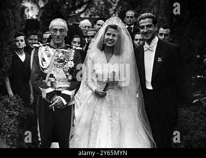 Le duc d'Alba (à gauche) avec sa fille Cayetana Fitz-James Stuart , duchesse de Montoro , 21 ans et son nouveau mari Don Luis Martinez de Irujo , fils du duc de Sotomayor , 27 ans quittant la cérémonie de la cathédrale de Séville le 12 octobre 1947 Banque D'Images