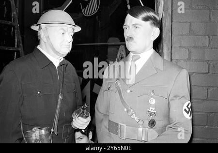 Les vieux ennemis se rencontrent à nouveau - à Tussauds Londres : face à face ...... Sir Winston Churchill , premier Ministre britannique de la guerre, et Adlolf Hitler. Ils se retrouvent ensemble dans une nouvelle exposition aux cires de Madame Tussaud à Londres . Il est approprié qu'une nouvelle exposition à ' The Few ' ouvre à l'usine de cire, car c'est un Hitler de 1000 livres qui a détruit le cinéma Tussaud lors du Blitz de Londres de 1940. 19 mai 1969 Banque D'Images