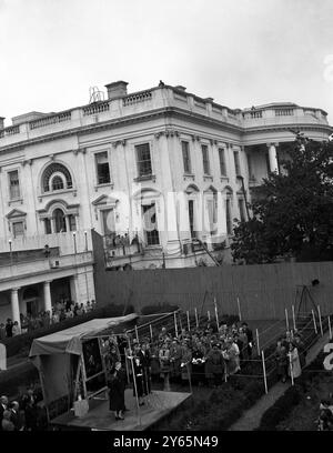 Juste avant de partir de Washington, la princesse Elizabeth et le duc d'Édimbourg ont appelé à la Maison Blanche pour présenter au président Truman au nom du roi . Une paire de candélabres anglais rares et précieux du XVIIIe siècle et un miroir de paysage doré sculpté du XVIIIe siècle , montré sur la plate-forme . Mme Truman est à gauche avec le Président. 5 novembre 1951 Banque D'Images