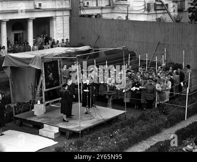 Juste avant de partir de Washington, la princesse Elizabeth et le duc d'Édimbourg ont appelé à la Maison Blanche pour présenter au président Truman au nom du roi . Une paire de candélabres anglais rares et précieux du XVIIIe siècle et un miroir de paysage doré sculpté du XVIIIe siècle , montré sur la plate-forme . Mme Truman est à gauche avec le Président. 5 novembre 1951 Banque D'Images