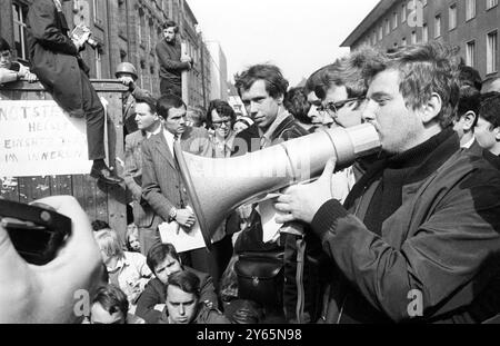 Daniel Cohn-Bendit , leader de la rébellion étudiante de gauche en France, s'adressant à des étudiants devant l'université de Francfort avant de se lancer dans sa tentative infructueuse de rentrer en France , qui l'a interdit . Il est au premier plan avec loudhailer . 25 mai 1968 Banque D'Images