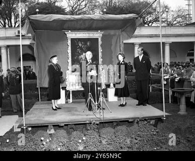 Juste avant de partir de Washington, la princesse Elizabeth et le duc d'Édimbourg ont appelé à la Maison Blanche pour présenter au président Truman au nom du roi . Une paire de candélabres anglais rares et précieux du XVIIIe siècle et un miroir de paysage doré sculpté du XVIIIe siècle , montré sur la plate-forme . Mme Truman est à gauche avec le Président. 5 novembre 1951 Banque D'Images