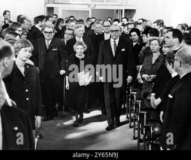 Ovation pour poète comme elle reçoit le Prix de la paix . La poétesse d'origine allemande Nelly Sachs reçoit une Ovation debout à la Paulskirche de Francfort alors qu'elle est amenée à recevoir le Prix de la paix 1965 de la Fédération allemande des libraires. Elle est encadrée par George August Zinn (à droite) Ministre-Président de la Hesse ; et Siegfriend Lenz , Ministre allemand de la Science et de la recherche le 19 octobre 1965 Banque D'Images