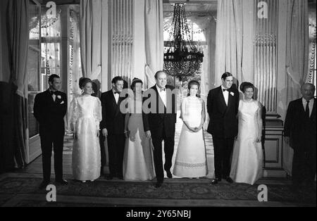 Paris : avant le début du bal , invitée d'honneur la princesse Anne et son hôte l'ambassadeur britannique à Paris , Christopher Soames , posent pour des photos avec les deux enfants de M. Soames et d'autres invités le 28 juin . De gauche à droite ; Prince Michael de Kent , Emma Soames , M. Angus Ogilvy et son épouse la princesse Alexandra , M. Soames , princesse Anne , Nicholas Soames et Mme Mary Soames . La fête a été donnée par l'ambassadeur d'Emma et Nicholas. 28 juin 1969 Banque D'Images