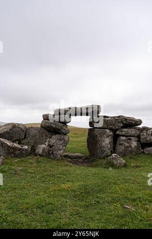 Une photo de l'ancien site mégalithe de Tedjisi en Géorgie, souvent appelé Stonehenge géorgien, avec de grandes pierres accidentées disposées en Mo Banque D'Images