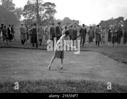 Mesdames foursomes d'automne à Ranelagh - Miss Justice dans un bunker . 1929 Banque D'Images