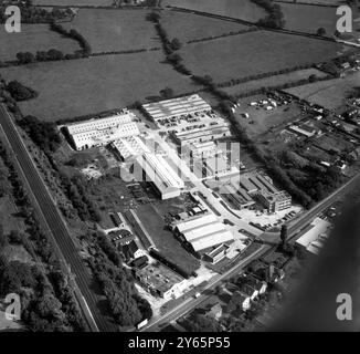 Vue aérienne du nord d'Edenbridge, Kent, Angleterre Fircroft Way et Station Road Industrial Estate, en bas à gauche faisait partie de l'expansion et de la grande migration du centre de Londres. 15 septembre 1962 Banque D'Images