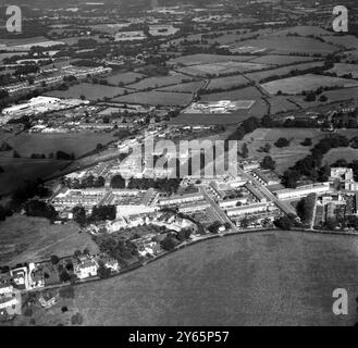 Vue aérienne du nord d'Edenbridge, Kent, Angleterre Nouveau logement, une partie de l'expansion et grande migration du centre de Londres. 15 septembre 1962 Banque D'Images