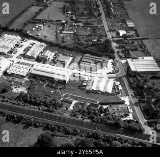 Vue aérienne du nord d'Edenbridge, Kent, Angleterre Fircroft Way et Station Road Industrial Estate, en bas à gauche faisait partie de l'expansion et de la grande migration du centre de Londres. 15 septembre 1962 Banque D'Images