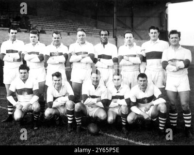 L'équipe de Workington Town Rugby League . Ils sont dans le top quatre jouer - offs dans le championnat Northern Rugby League , demi - finalistes de la coupe de Rugby League contre Featherstone Rovers . Ils sont , de gauche à droite - rangée arrière ; Brian Edgar , Bert Eden , Bill Wookey , Norman Herbert , CEC Thompson , Jock McAvoy , Bill O'Neill et Andy Key . Première rangée ; Harry Archer , Ben Eve , Ted Toohey , John Roper , IKE vers le sud. 27 mars 1958 Banque D'Images