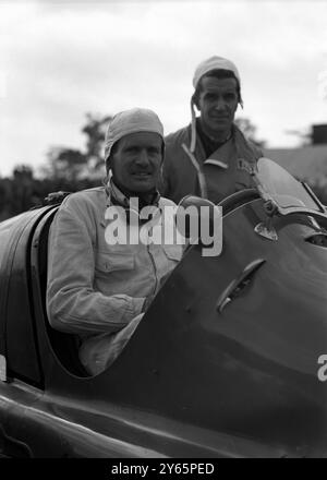 Certaines des voitures de course les plus rapides d'Europe ont participé à la course de 250 miles promue par le RAC sur le circuit de Silverstone . Les événements de la journée ont commencé avec un départ massif de 30 500cc 'midgets'. Le Grand Prix d'aujourd'hui est le premier à se tenir en Grande-Bretagne depuis avant la guerre. Photos : Toulo de Graffenried ( Baron Emmanuel de Graffenried ) 2 octobre 1948 Banque D'Images