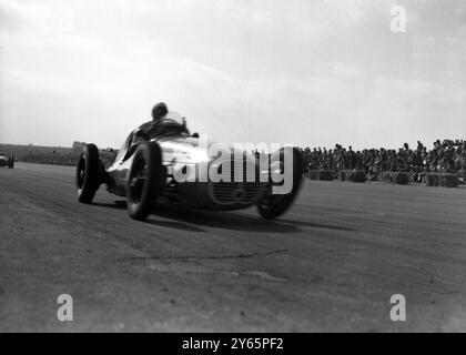 Certaines des voitures de course les plus rapides d'Europe ont participé à la course de 250 miles promue par le RAC sur le circuit de Silverstone . Les événements de la journée ont commencé avec un départ massif de 30 500cc 'midgets'. Le Grand Prix d'aujourd'hui est le premier à se tenir en Grande-Bretagne depuis avant la guerre. Photos : Raymond Mays à la vitesse du 2 octobre 1948 Banque D'Images