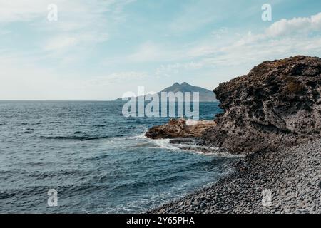Une vue pittoresque de Carnaje mettant en valeur la côte rocheuse et la vaste mer bleue, sous un ciel clair, soulignant la beauté naturelle de Cabo de Gata, A. Banque D'Images