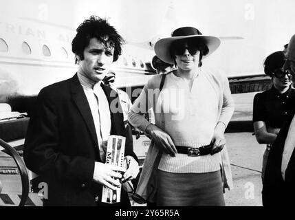 Assaf Dayan , fils du célèbre Moshe Dayan , aujourd'hui ministre israélien de la défense , arrive à l'aéroport de Vienne avec Anjelica Houston , fille du producteur John Houston . Ils sont ici pour jouer un rôle dans un tableau «Une marche avec amour et mort». Assaf Dayan a joué dans plusieurs films israéliens mais pour Anjelica Houston ce sera son premier film. 8 juillet 1968 Banque D'Images