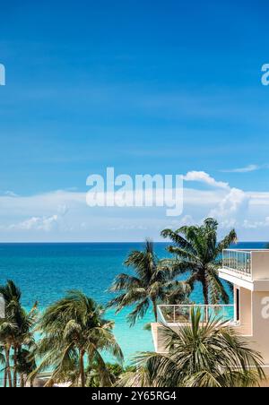 Vue tropicale captivante depuis un balcon mettant en valeur les plages immaculées de Varadero, Cuba, encadrées par des palmiers luxuriants sous un ciel bleu clair Banque D'Images