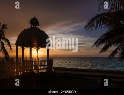 Silhouette d'une plate-forme d'observation devant un magnifique coucher de soleil à Varadero, Cuba, avec une personne inconnue regardant vers la mer Banque D'Images