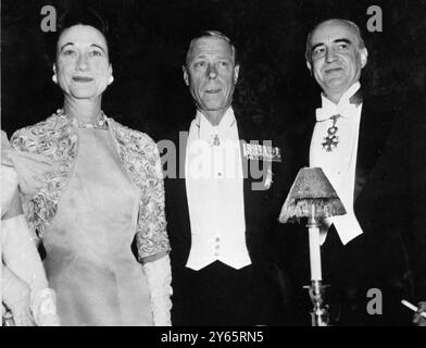 Duc et duchesse de Windsor avec l'ambassadeur de France aux États-Unis Hervé Alphand lors du bal d'avril à Paris dans la grande salle de bal du Waldorf Astroria. 13 avril 1957 Banque D'Images