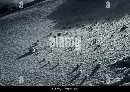 Un paysage hivernal serein dans les Pyrénées, Espagne présentant des motifs formés par des ombres sur une colline en pente douce recouverte de neige fraîche et de pott Banque D'Images