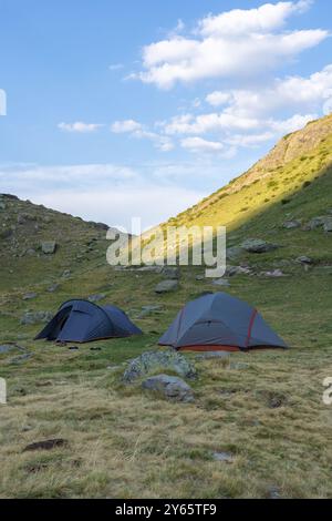 Deux tentes installées dans la verdure luxuriante des Pyrénées françaises près des Lacs d'Ayous, mettant en valeur la tranquillité de la nature et l'aventure du camping en plein air Banque D'Images