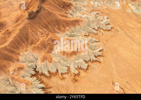 Prise de vue aérienne capturant les textures complexes et les formes érosives du grès au Goblin Valley State Park dans l'Utah, aux États-Unis. Banque D'Images