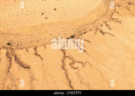 Prise de vue aérienne capturant les textures complexes du sol érodé et des ravins sinueux du parc national de Goblin Valley, mettant en valeur la beauté de l'érosion naturelle Banque D'Images