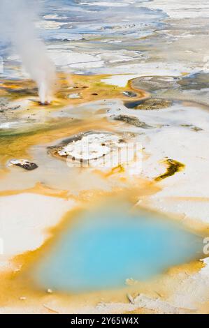 Plan aérien vibrant capturant l'activité géothermique dynamique du parc national de Yellowstone, mettant en vedette un mélange saisissant de couleurs vives et d'emiss à vapeur Banque D'Images