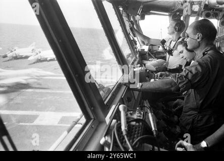 Vietnam. Ancien commandant de l'armée israélienne, le général Moshe Dayan, à bord de l'USS Constellation. Il rapporte la guerre du Vietnam pour les journaux israéliens. 3 août 1966 Banque D'Images