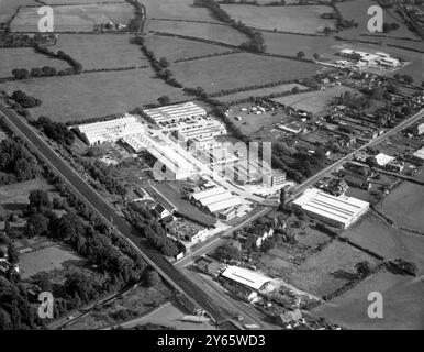 Vue aérienne du nord d'Edenbridge Kent, Angleterre Fircroft Way et Station Road Industrial Estate, en bas à gauche faisait partie de l'expansion et de la grande migration du centre de Londres. 15 septembre 1962 Banque D'Images