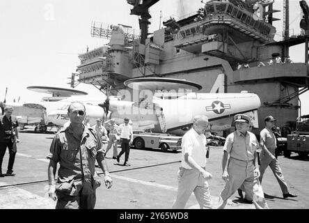 Vietnam. Ancien commandant de l'armée israélienne, le général Moshe Dayan , à bord de l'USS Constellation. Il rapporte la guerre du Vietnam pour les journaux israéliens. 3 août 1966 Banque D'Images