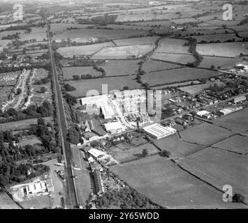 Vue aérienne du nord d'Edenbridge Kent, Angleterre Fircroft Way et Station Road Industrial Estate, en bas à gauche faisait partie de l'expansion et de la grande migration du centre de Londres. 15 septembre 1962 Banque D'Images