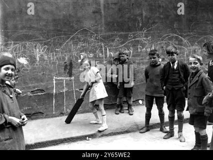 Enfants jouant au cricket dans le quartier des bidonvilles de Waterloo , Londres années 1920 ou 1930 Banque D'Images