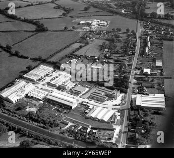 Vue aérienne du nord d'Edenbridge Kent, Angleterre Fircroft Way et Station Road Industrial Estate, en bas à gauche faisait partie de l'expansion et de la grande migration du centre de Londres. 15 septembre 1962 Banque D'Images
