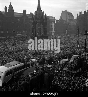 D'énormes foules se sont rassemblées dans le centre-ville de Manchester pour accueillir chez eux les joueurs victorieux de l'équipe de football Manchester United qui ont battu Blackpool au stade de Wembley lors de la finale de la FA Cup pour remporter le trophée . Les joueurs sont vus tenant la coupe FA sur le toit du bus de l'équipe alors qu'ils défilent autour de Manchester . - - 1948 Banque D'Images