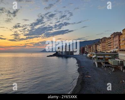 Une vue panoramique sur Camogli, une ville enchanteresse le long de la Riviera italienne, avec ses bâtiments colorés en bord de mer et la Méditerranée chatoyante Banque D'Images