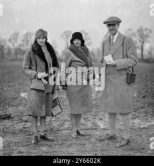 New College et Magdalen point à point chasse à Oddington. Mlle Diana Cavendish , Mlle Phyllis Astor ( maintenant Lady Willoughby de Eresby ) et Lord Astor . 1928 Banque D'Images