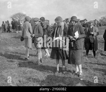 Oxford University point à point à Stratton Audley. Mlle l Daly ( à droite ) . 1926 Banque D'Images